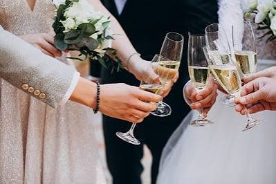 Des mariés qui trinquent lors d'un mariage au champagne ou au crémant