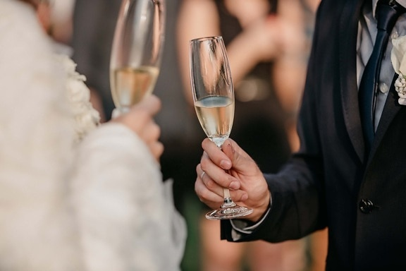 Deux flûtes de champagnes lors d'un mariage