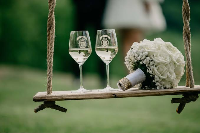 Deux verres de vins lors d'un mariage