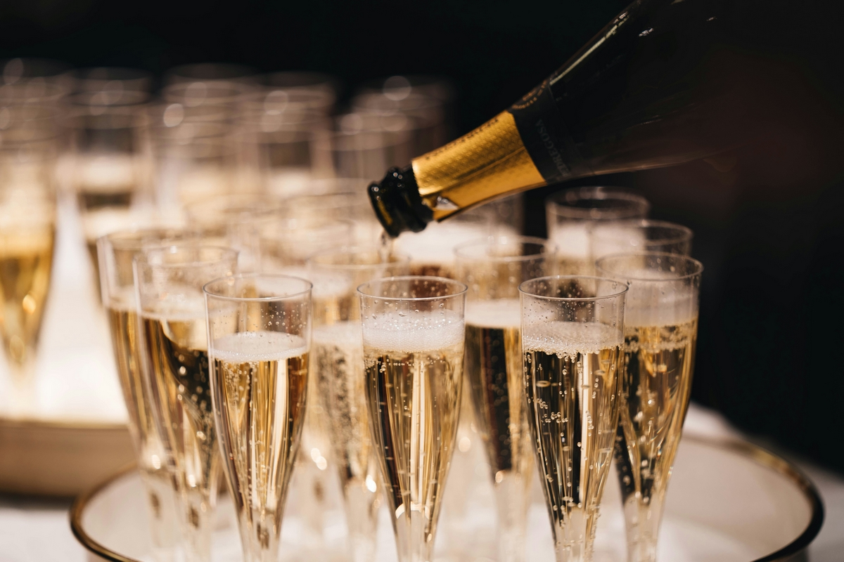 Une série de flûtes de champagne ou crémant pendant le service